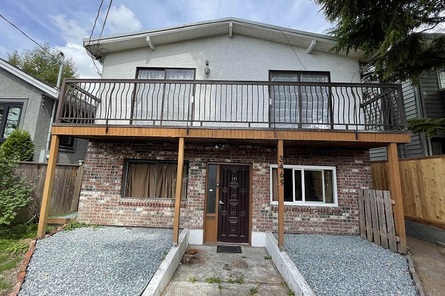 3469 W 8th Avenue Vancouver, BC - 1