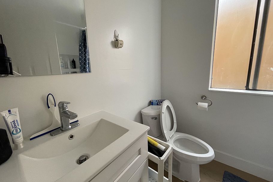 3469 W 8th Avenue Vancouver, BC - 9