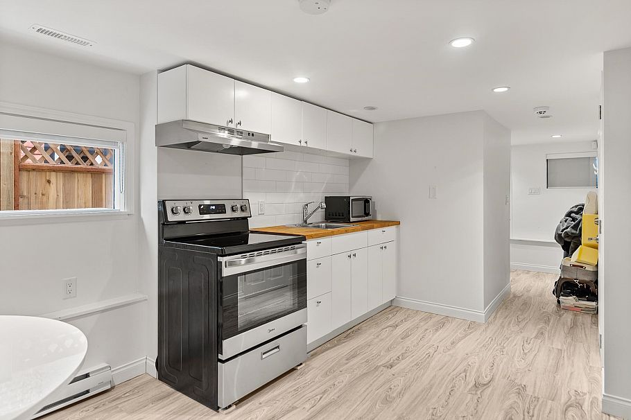 4468 W 14th Avenue Vancouver, BC - 31
