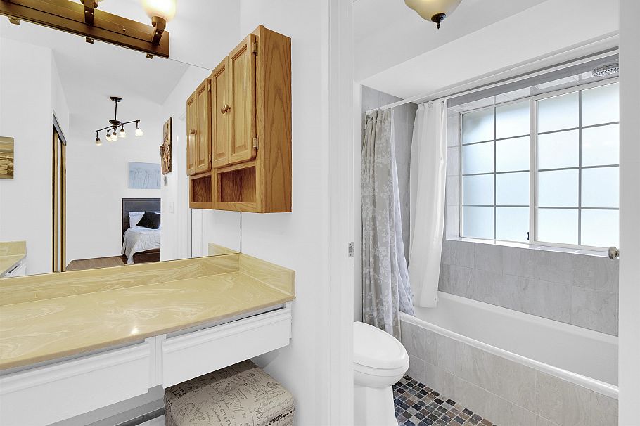 108 216 E 6th Street North Vancouver, BC - 23