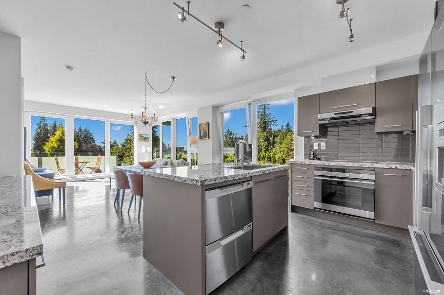 201 650 Evergreen Place North Vancouver, BC - 2