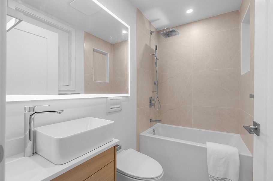 A 3672 W 1st Avenue Vancouver, BC - 32