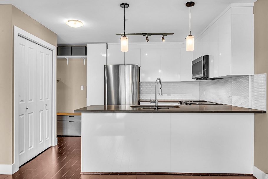 211 4338 Commercial Street Vancouver, BC - 16