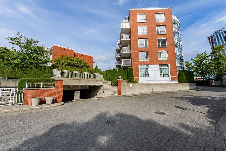 405 688 Fairchild Road Vancouver, BC - 3