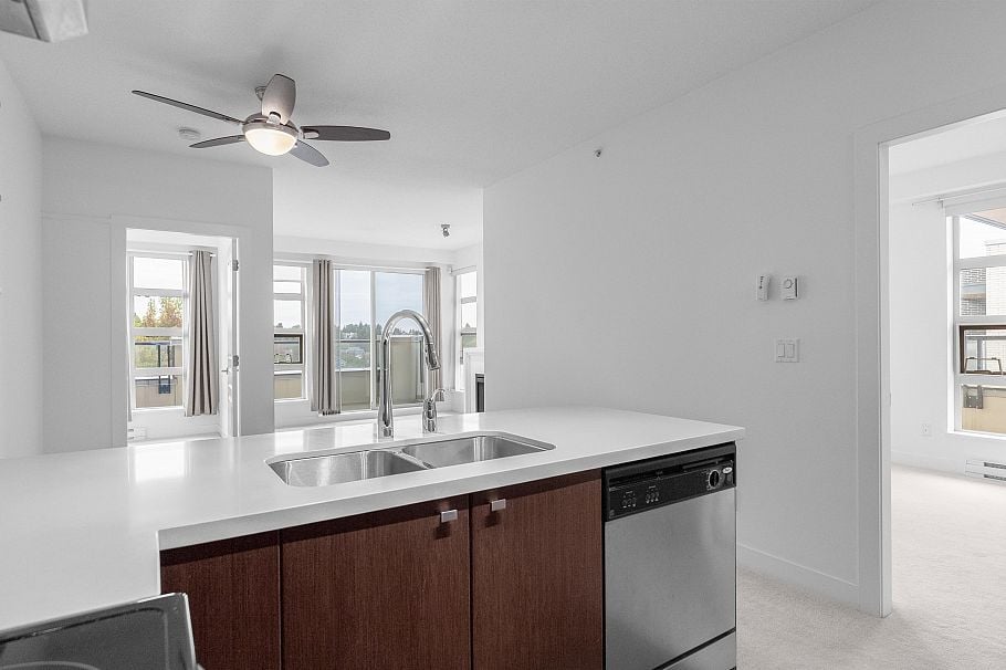 407 4550 Fraser Street Vancouver, BC - 1