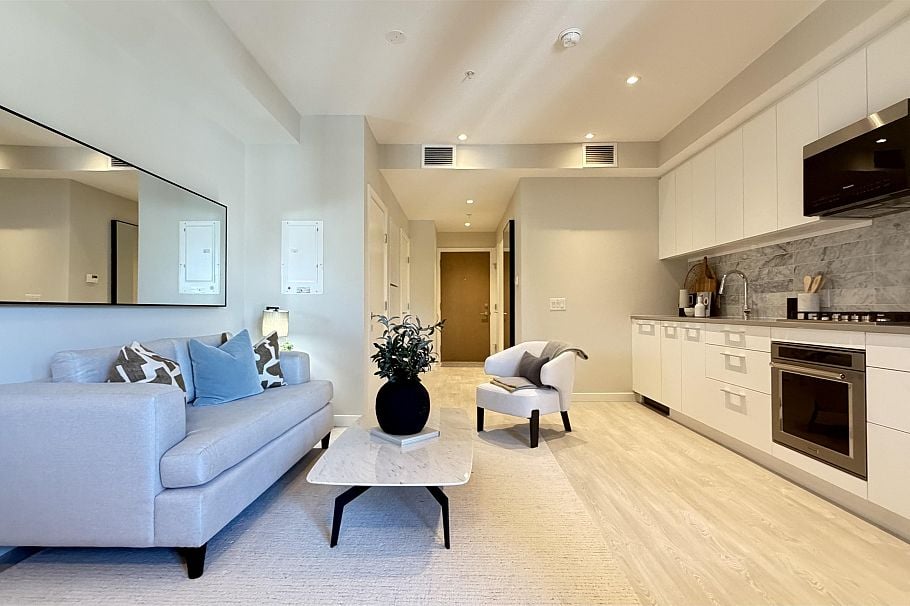 516 110 E 17th Street North Vancouver, BC - 2