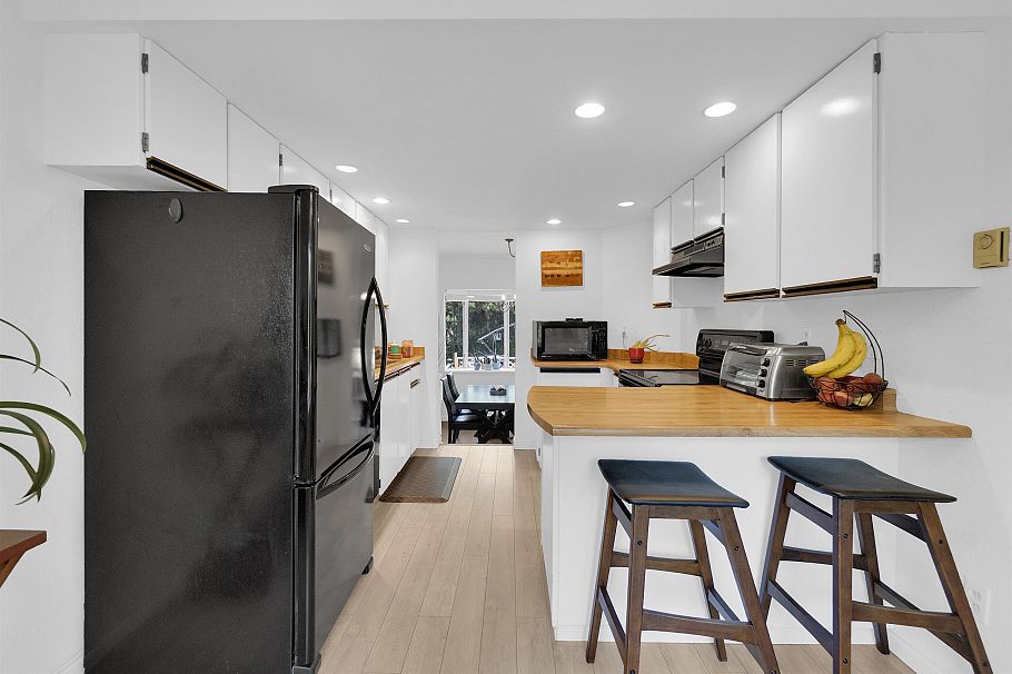 108 216 E 6th Street North Vancouver, BC - 12
