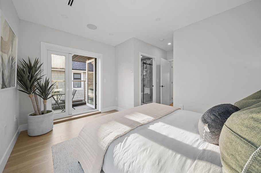 2455 W 10th Avenue Vancouver, BC - 24