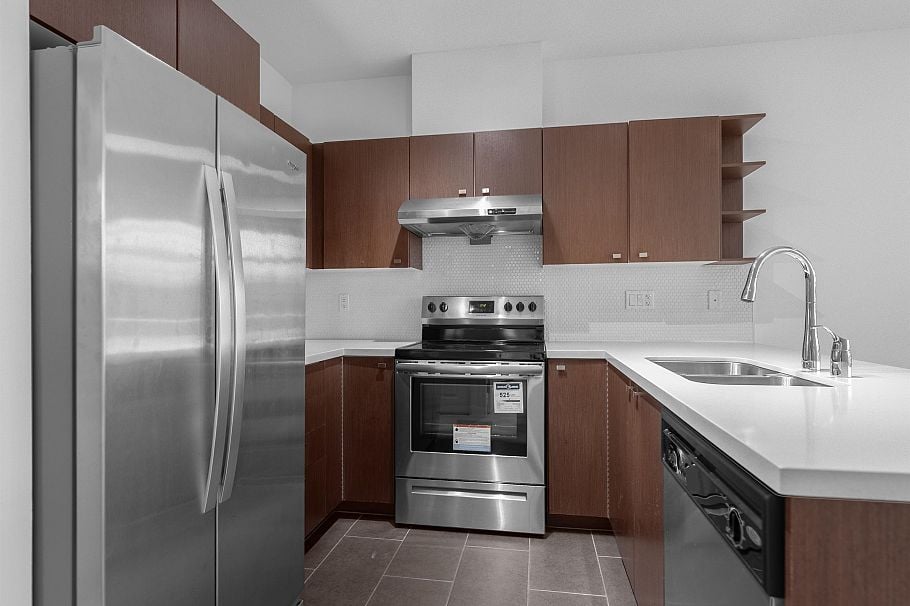 407 4550 Fraser Street Vancouver, BC - 4
