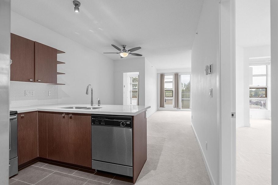407 4550 Fraser Street Vancouver, BC - 3