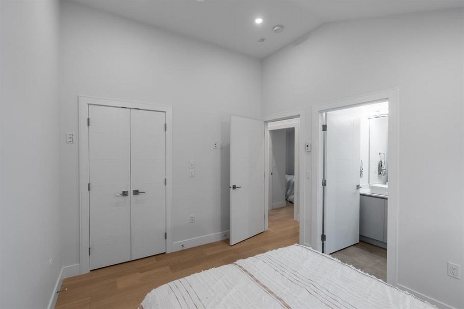 2881 E Georgia Street Vancouver, BC - 16