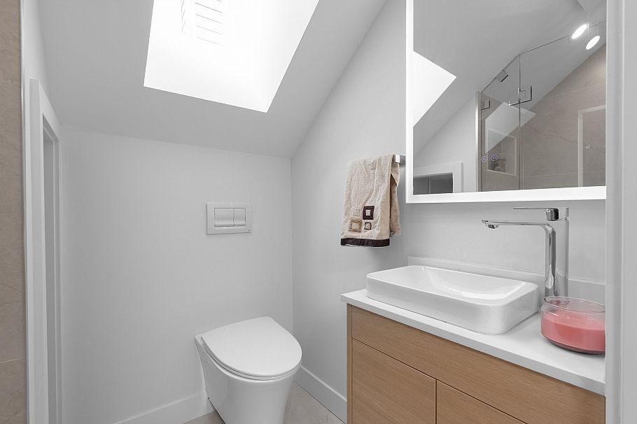 A 3672 W 1st Avenue Vancouver, BC - 25