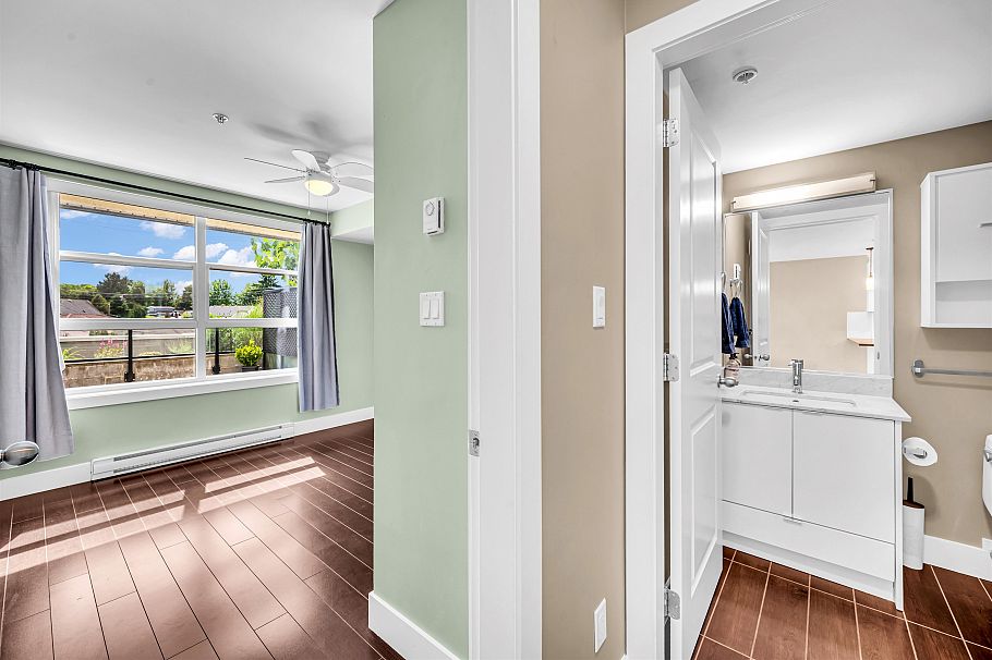 211 4338 Commercial Street Vancouver, BC - 18