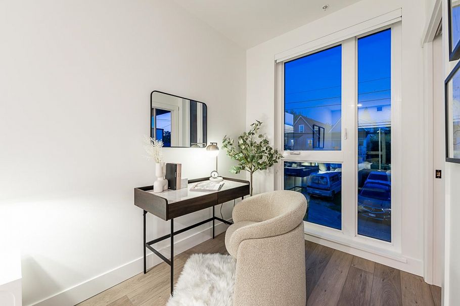 207 422 Lakewood Drive Vancouver, BC - 4