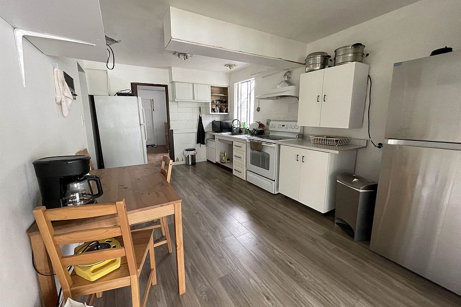 3469 W 8th Avenue Vancouver, BC - 3