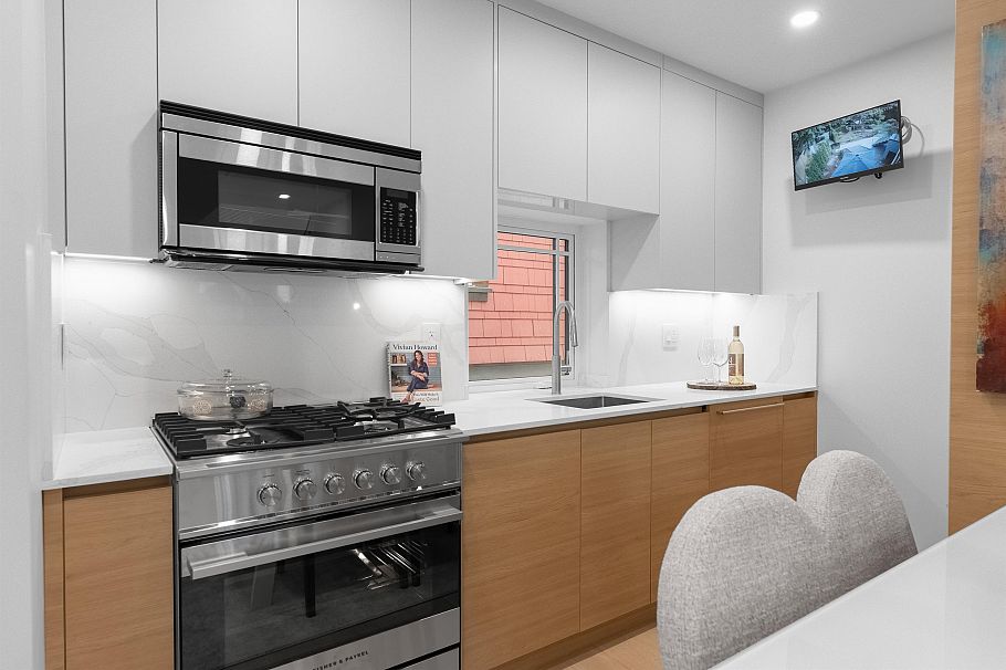 A 3672 W 1st Avenue Vancouver, BC - 18
