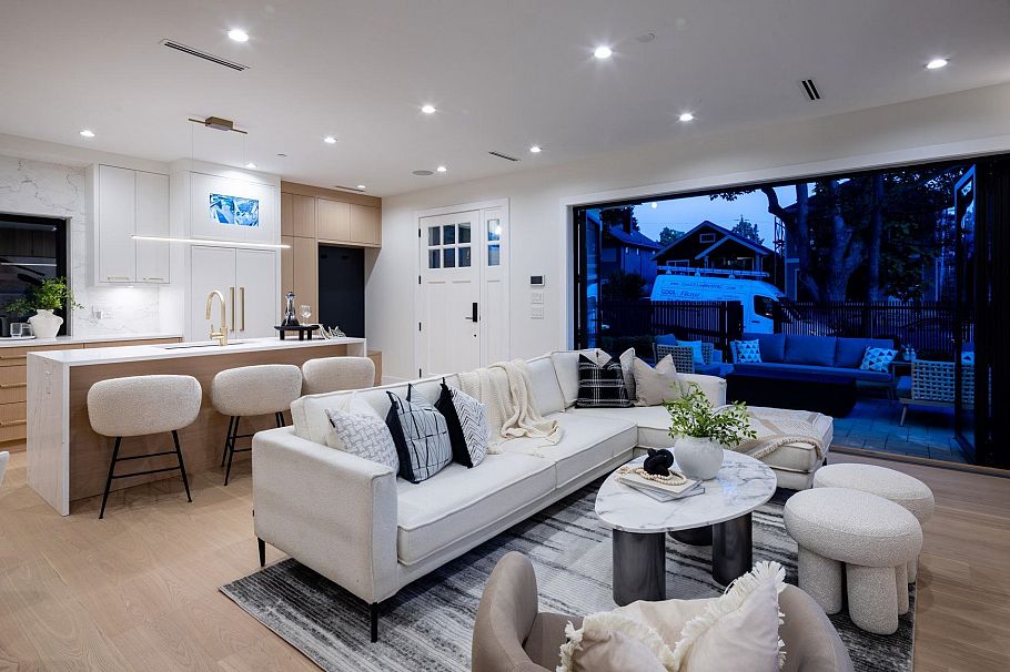 2307 E 3rd Avenue Vancouver, BC - 4