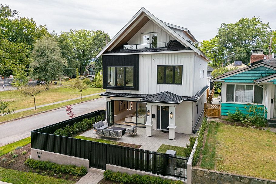 2307 E 3rd Avenue Vancouver, BC - 2
