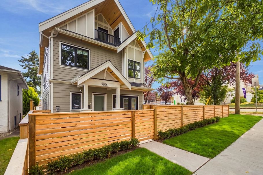 3206 E Georgia Street Vancouver, BC - 1