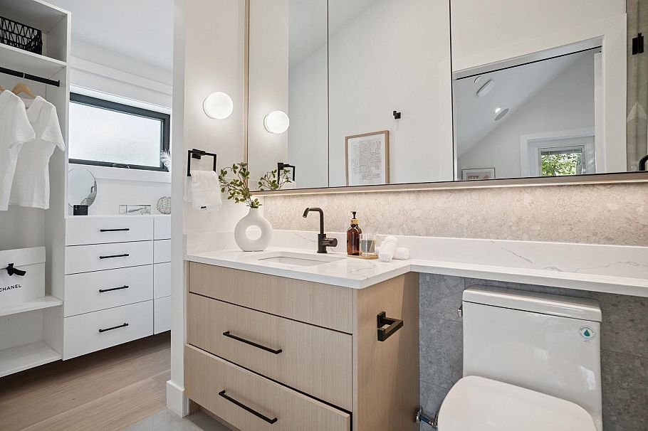 2307 E 3rd Avenue Vancouver, BC - 26