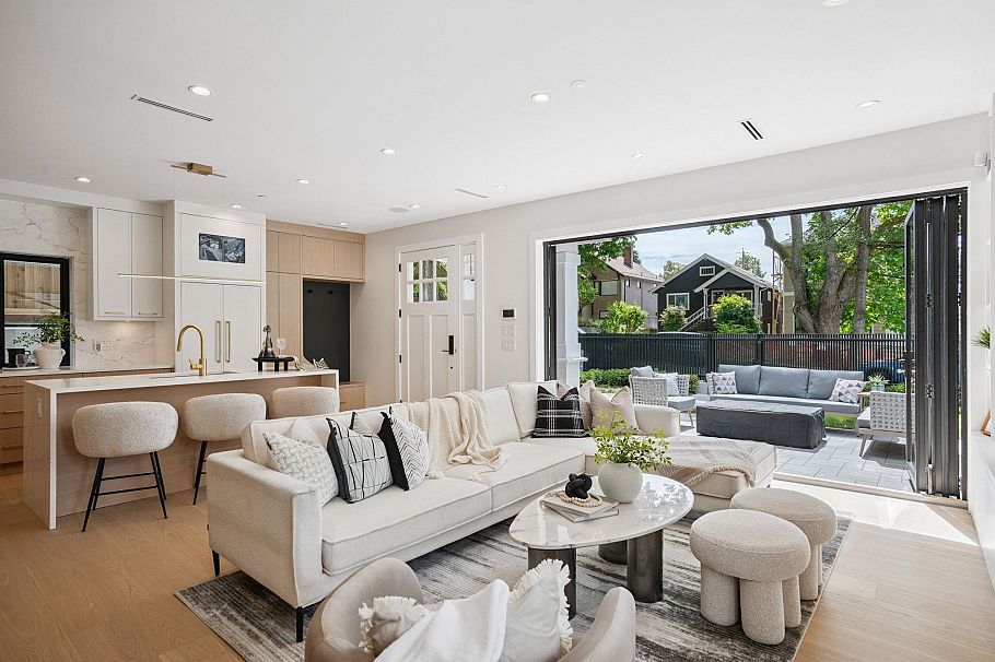 2307 E 3rd Avenue Vancouver, BC - 3