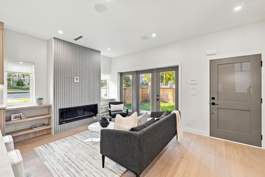 3206 E Georgia Street Vancouver, BC - 4