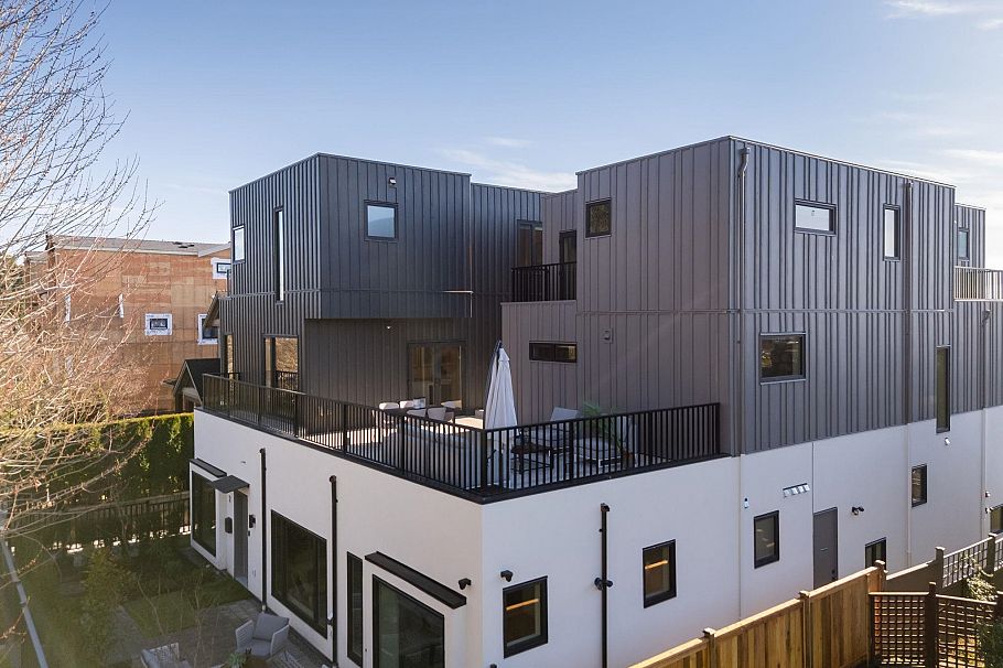 3 950 W 57th Avenue Vancouver, BC - 1