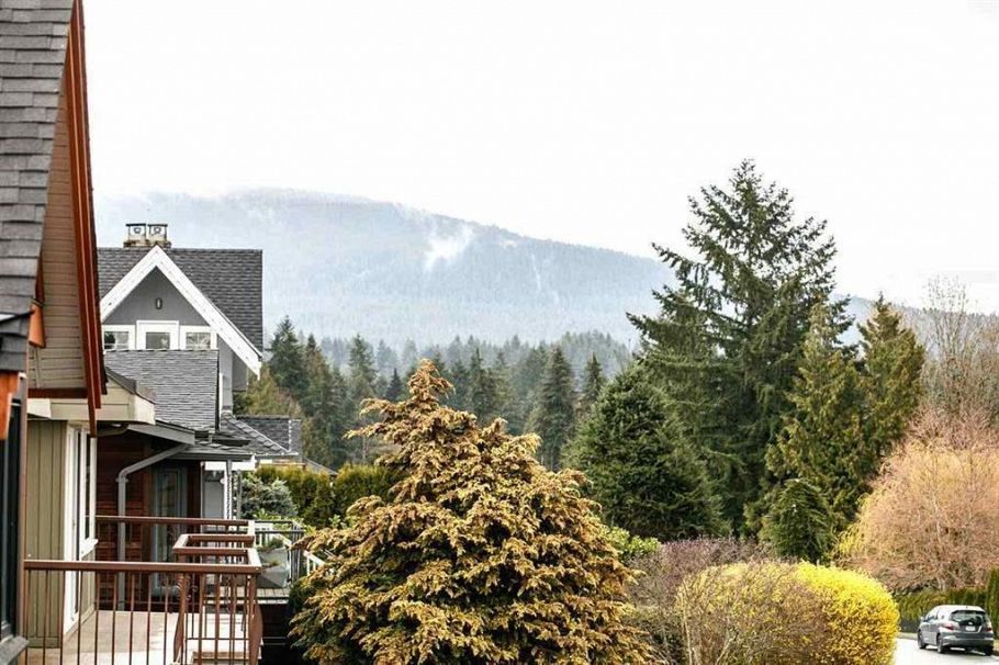 1132 Cloverley Street North Vancouver, BC - 3