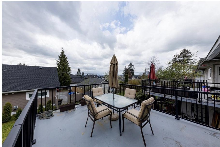 235 W 27th Street North Vancouver, BC - 3