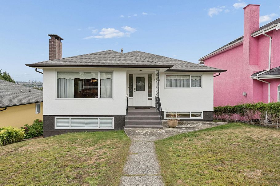 2780 E 8th Avenue Vancouver, BC - 1