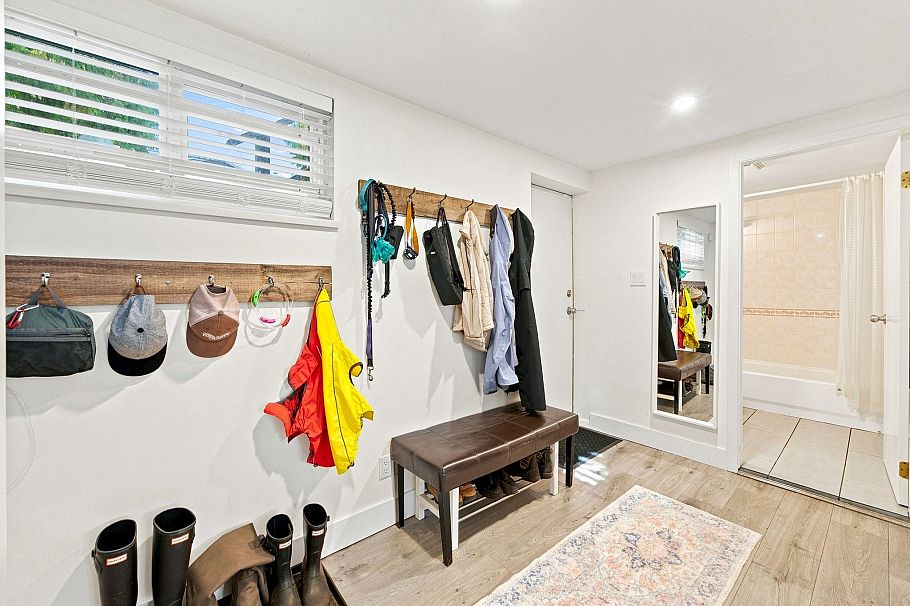 300 E 25th Street North Vancouver, BC - 18
