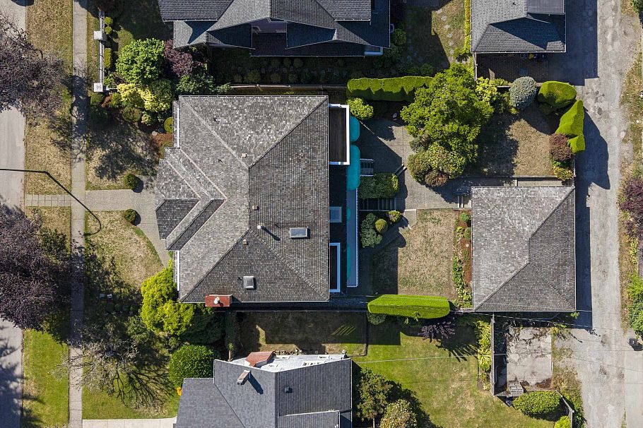 2677 W 34th Avenue Vancouver, BC - 35
