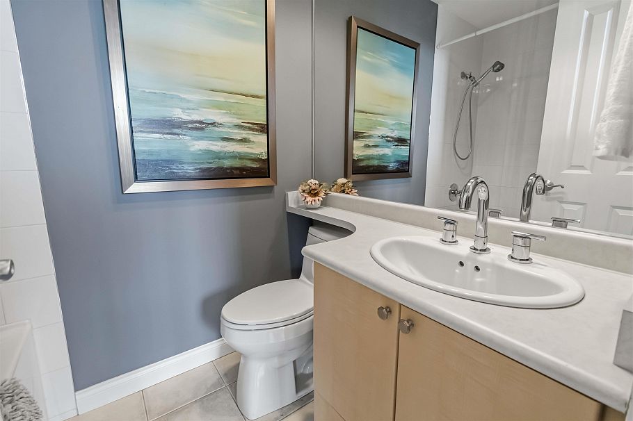 405 160 E 13th Street North Vancouver, BC - 16