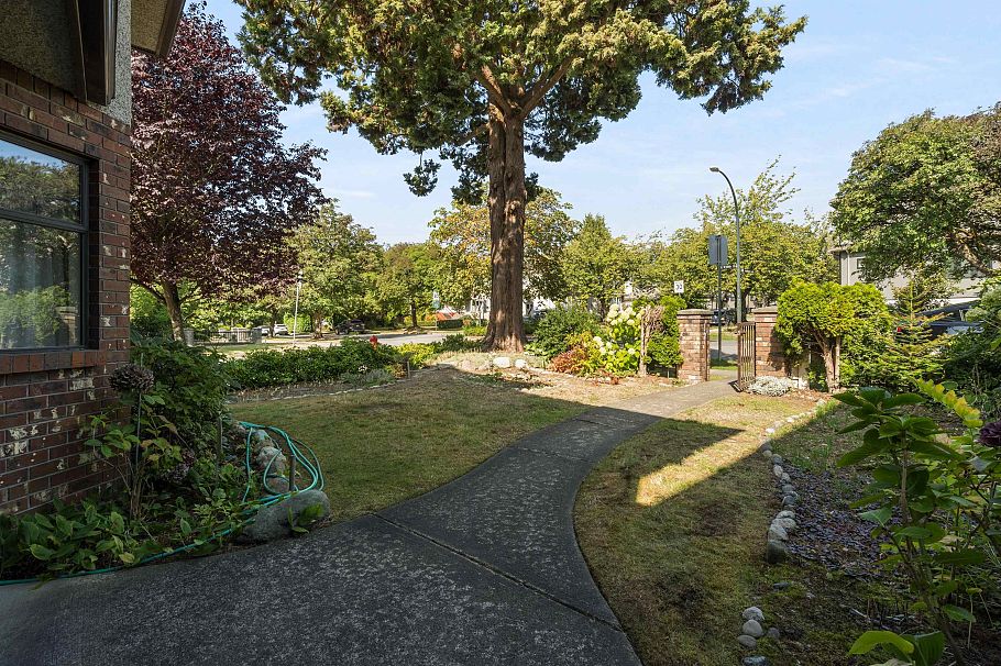 1594 W 68th Avenue Vancouver, BC - 35