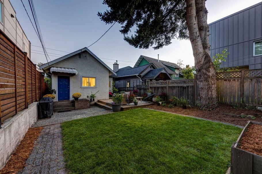 744 E 3rd Street North Vancouver, BC - 19