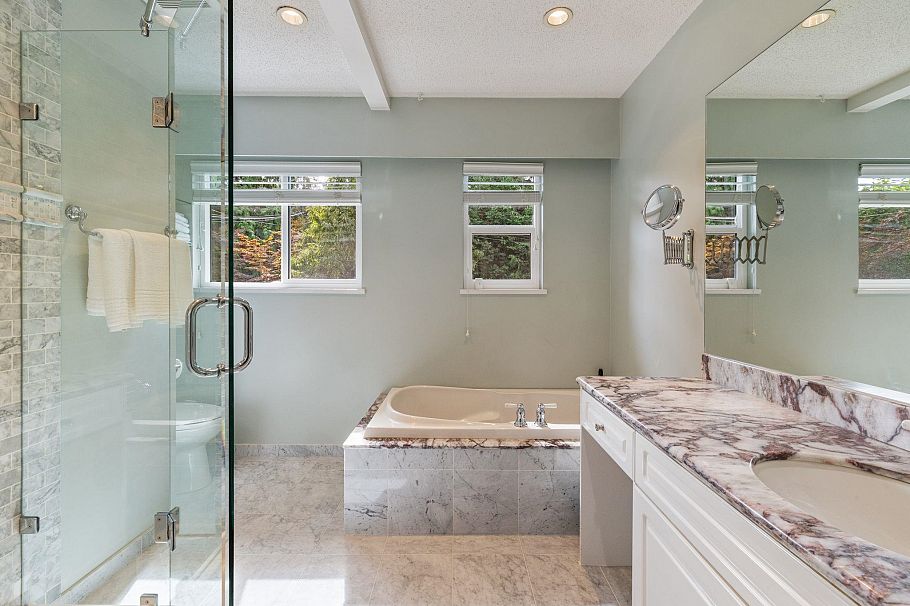 971 Canyon Boulevard North Vancouver, BC - 24