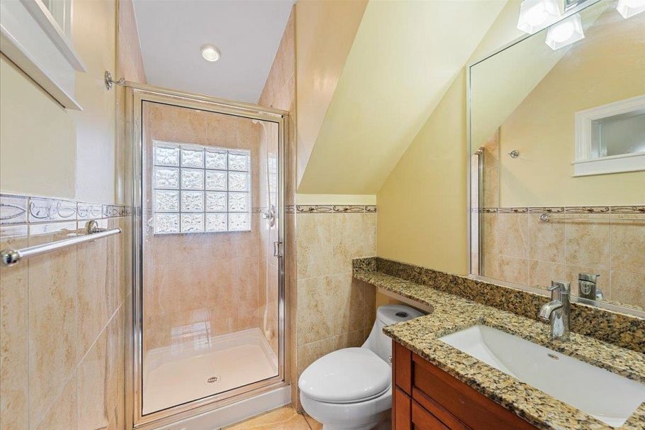 1185 E 62nd Avenue Vancouver, BC - 33