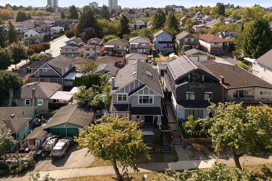 1382 E 17th Avenue Vancouver, BC - 13