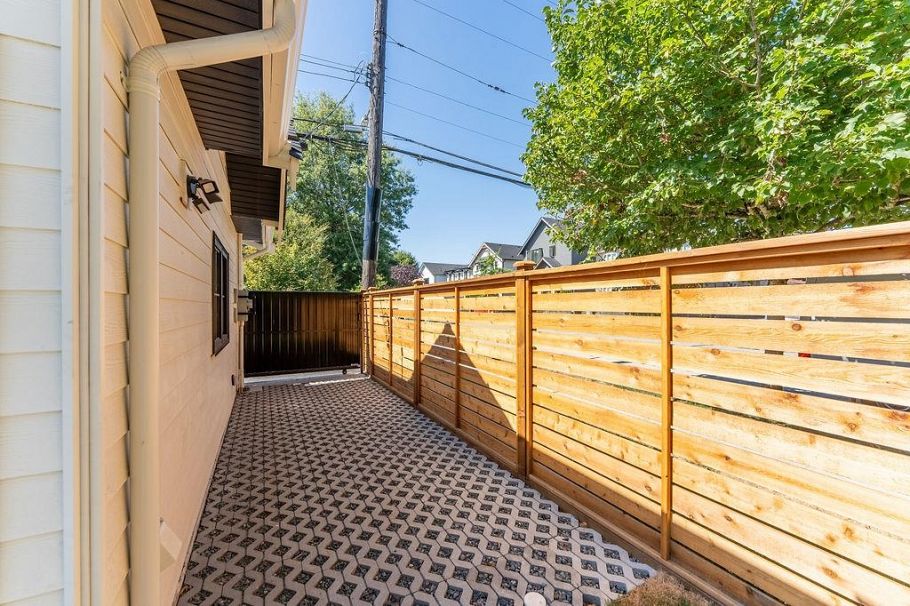 2598 E 16th Avenue Vancouver, BC - 30
