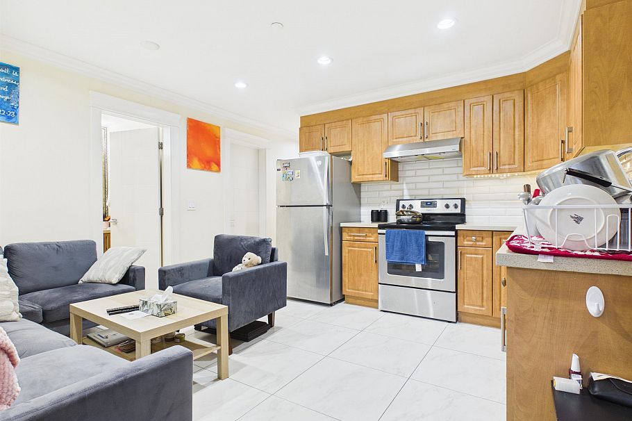426 E 63 Avenue Vancouver, BC - 5
