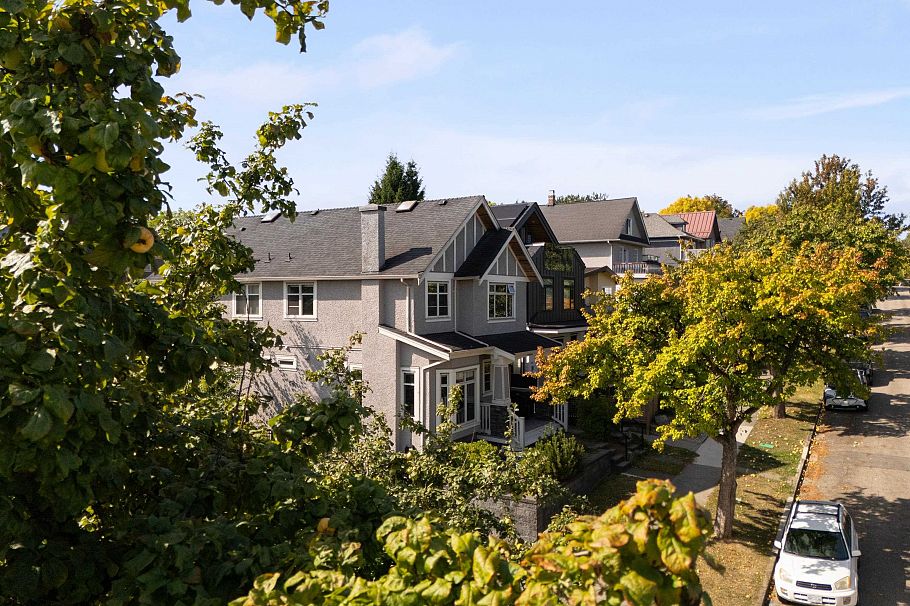1382 E 17th Avenue Vancouver, BC - 15