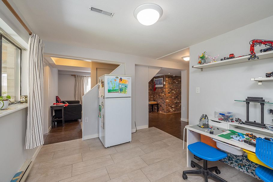 1119 Cloverley Street North Vancouver, BC - 26
