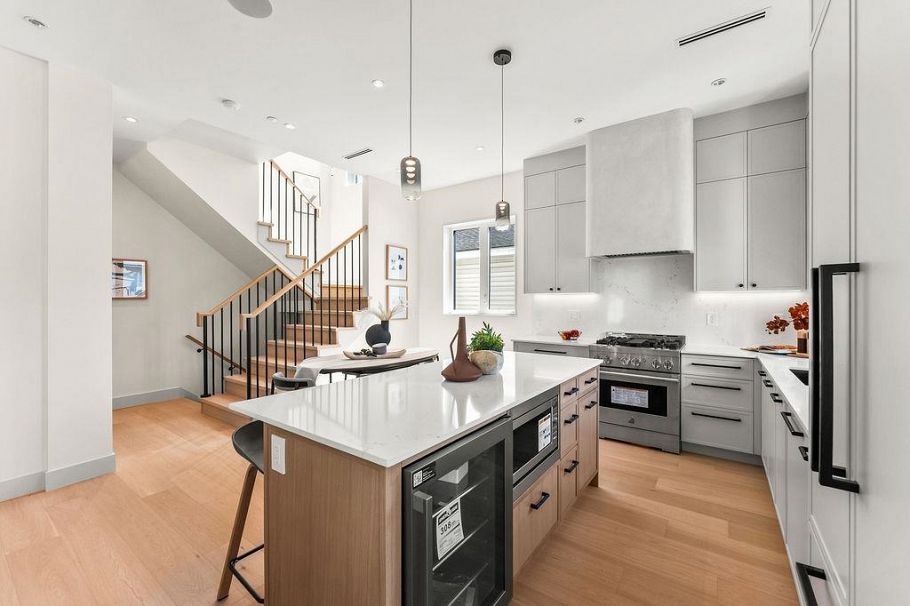 2598 E 16th Avenue Vancouver, BC - 10