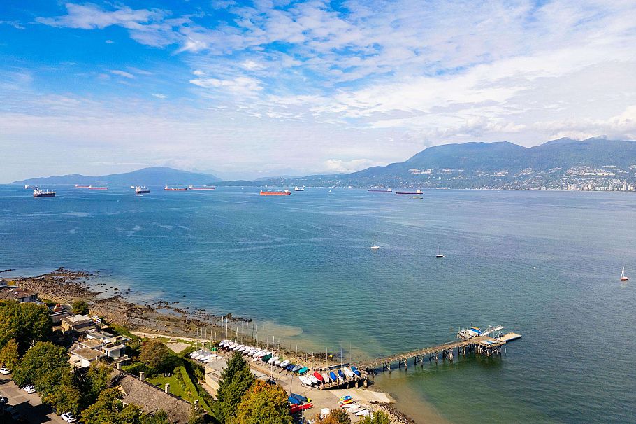 303 2450 Cornwall Avenue Vancouver, BC - 4