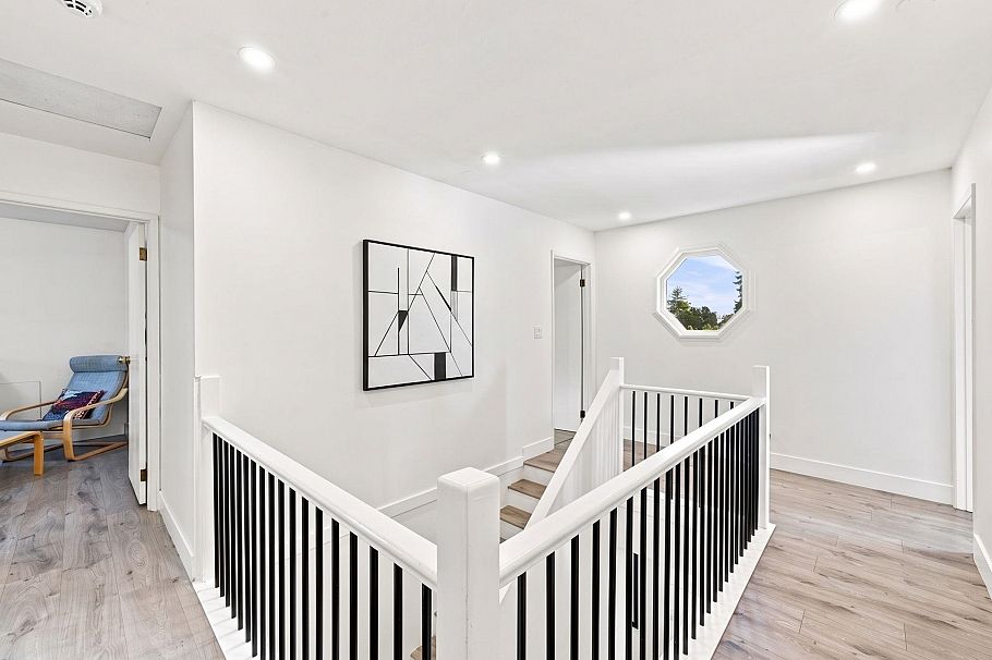 300 E 25th Street North Vancouver, BC - 8