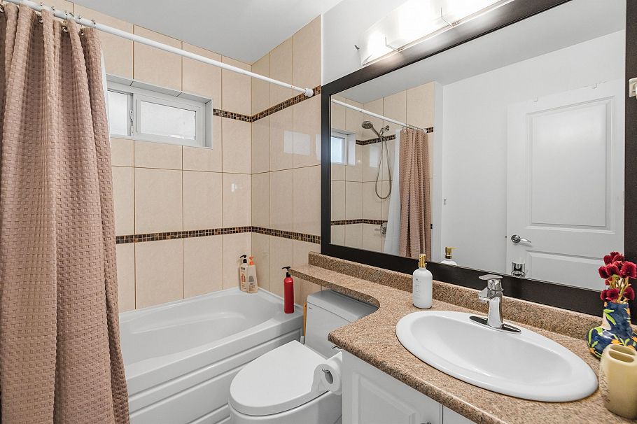 318 W 18th Street North Vancouver, BC - 32
