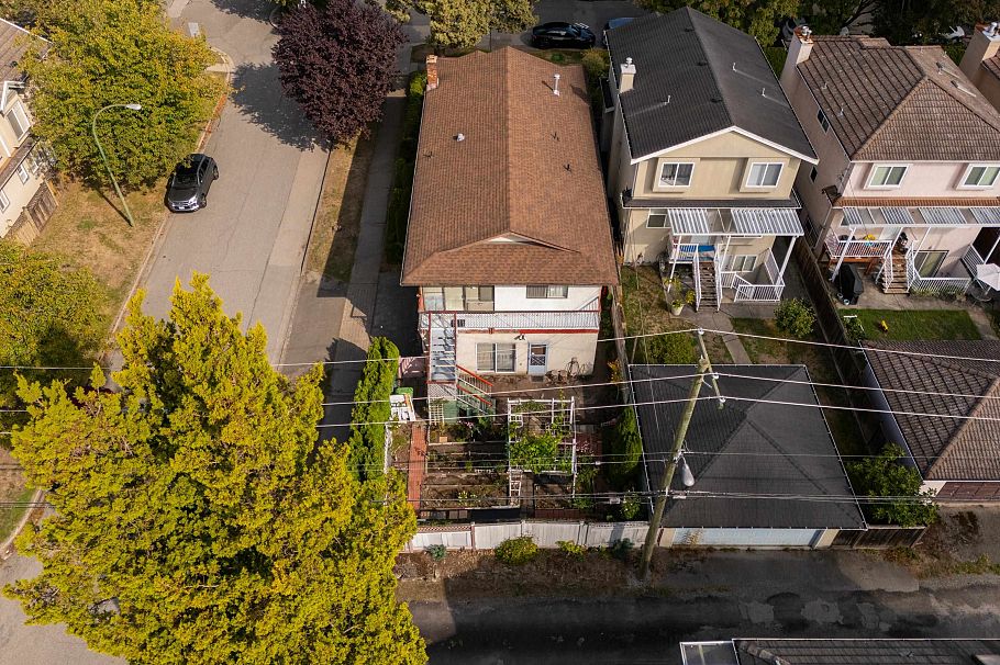 1594 W 68th Avenue Vancouver, BC - 2