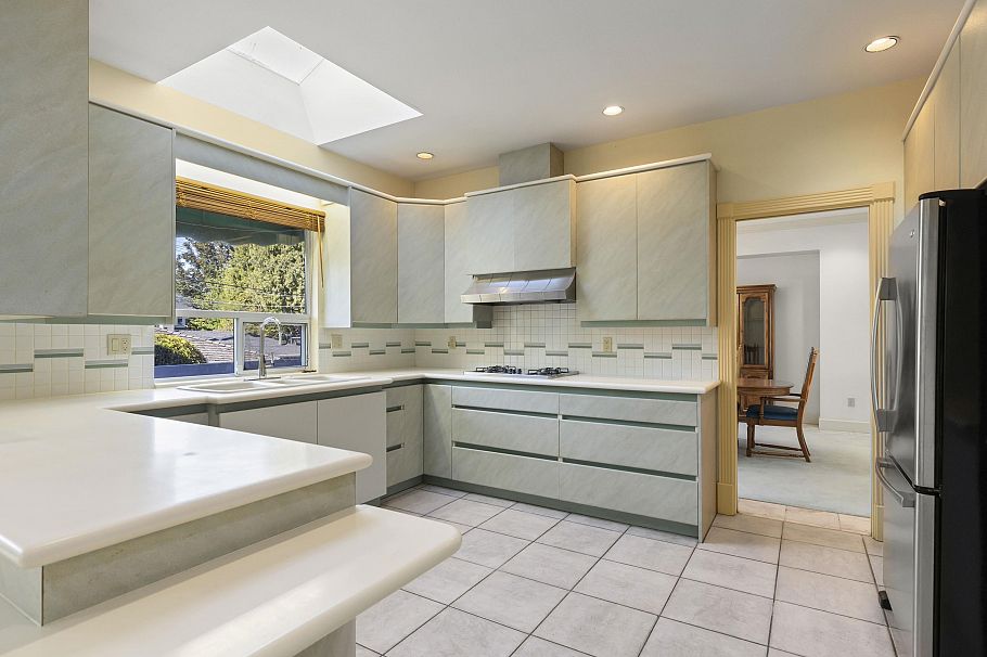 2677 W 34th Avenue Vancouver, BC - 13