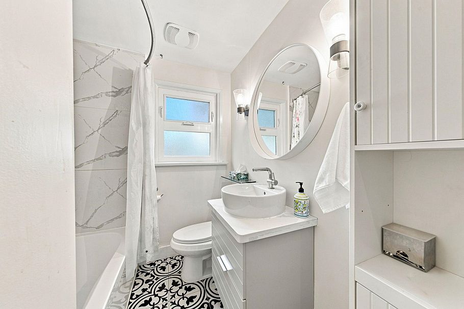 300 E 25th Street North Vancouver, BC - 28