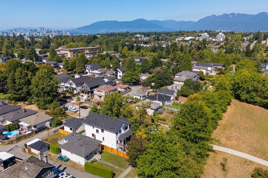 2598 E 16th Avenue Vancouver, BC - 35